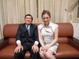 Lý nhã kỳ đã tài trợ 100 triệu đồng để xây 02 căn nhà và hỗ trợ xây 10 nhà vệ sinh cho 10 hộ gia đình chính sách khác. Ly Nha Ká»³ Sáº½ Tiáº¿p Tá»¥c Khiáº¿n 2 Phi Cong Bá»™ Chinh Trá»‹ Ä'á»™t Quá»µ Vhn Media