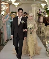 Idea baju akad nikah dan bertunang. 25 Inspirasi Gaun Pengantin Muslimah Yang Modern Updated 2021 Bukareview