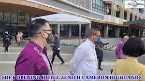 Recituesja e kuranit sharifah khasif e ka mesuar kendimin melodik te kurant nga babai i saj qysh ne moshen e saj 4 vjeçe. Post Hamid