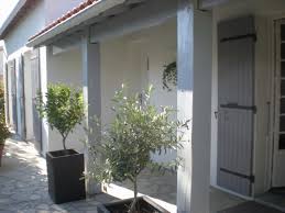 Volet Gris Clair Comment Peindre Des Volets En Bois Lasures Peinture Facade Exterieure Tollens Peinture Facade Peinture Facade Exterieure Peindre Des Volets