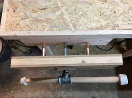 My idea for the handle was a slotted contraption that would allow for sliding it back and forth (as good vises generally have). Diy Woodworking Vise 11 Steps With Pictures Instructables