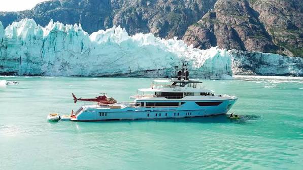 Yate de exploración navegando en alta mar