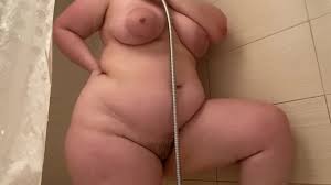 Толстушка моется в душе Irina Priroda