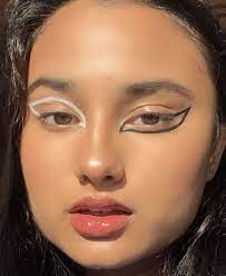15 Fall Winter Beauty Trends To Try In 2019 Beauty Fallwinter Trends Winter Makeup Eyeliner Colorful Eye Makeup Eye Makeup Art