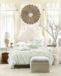 10 أفكار لتخصيص خلفية السرير بالنوافذ في غرفة النوم