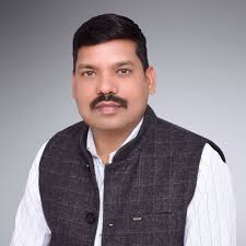 𝐇𝐨𝐧. 𝐃𝐫. 𝐊𝐚𝐧𝐝𝐞𝐡 𝐊𝐨𝐥𝐥𝐞𝐡 𝐘𝐮𝐦𝐤𝐞𝐥𝐥𝐚: 𝐋𝐢𝐠𝐡𝐭𝐢𝐧𝐠  𝐭𝐡𝐞 𝐖𝐚𝐲 𝐭𝐨 𝐏𝐫𝐨𝐠𝐫𝐞𝐬𝐬 Njala University is set to bid farewell  to the shadows of darkness, thanks to the transformative leadership of Hon.  Dr. Kandeh Yumkella.