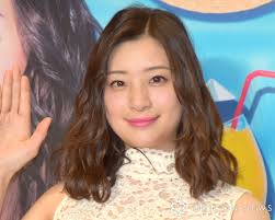 足立梨花、はだけたニットからランジェリーあらわ「それ以上は…脱がないで！」「色気エグっ!!」 | ORICON NEWS