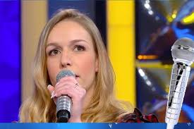 Pour cela, ils doivent se souvenir des mots exacts de la chanson. Larmes Et Jackpot Pour Margaux La Maestro De N Oubliez Pas Les Paroles