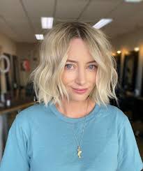 This hairstyle lifts and opens up the face with its effortless styling. 20 Oval Face Hairstyles For A Flattering Look In 2021