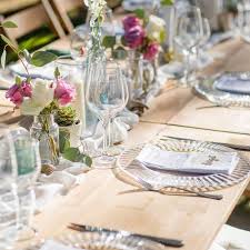 Tischdeko Mit Rosa Rosen Orchideen Und Transparenten Untertellern Selbstverstandlich Auf Holztischen Decor Table Decorations Table Settings