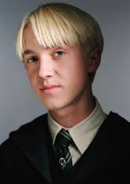 Il a été publié le 2 juillet 1998 par bloomsbury et le 23 mars 1999 en france. Deux Ans Plus Tard Le Revoila Dans Harry Potter Et La Chambre Des Secrets Il N A Presque Pas Bouge Ha Harry Potter Personnages Harry Potter Drago Malefoy
