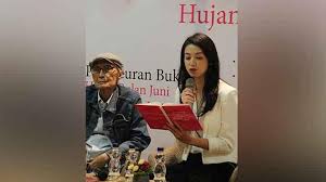 Cover novel hujan bulan juni (gambar: Usai Difilmkan Hujan Bulan Juni Diterjemahkan Ke Bahasa Mandarin Seleb Tempo Co