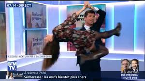 Vous avez raison de vous poser la question, car porter une tenue chic en soirée risque de vous desservir assez vite ! La Danse De Salon Revient A La Mode Youtube