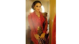 Anne avantie what is kebaya ? Ke Dpr Ri Krisdayanti Pakai Kebaya Merah Klasik Anne Avantie