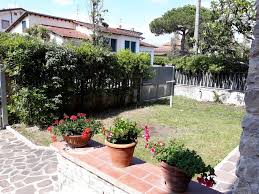 Ampio garage e posti auto esterni. Immobili In Affitto A Lido Di Camaiore E Versilia