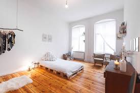Schau dir unsere auswahl an hipster apartment an, um die tollsten einzigartigen oder spezialgefertigten, handgemachten stücke aus unseren shops zu finden. Diy Zimmereinrichtung Selbstgebautes Bett Aus Europaletten Kleiderstange Aus Einem Ast Und Weinkis Wohnung Kleine Wohnung Einrichten Wohnzimmer Wohnung Mobel