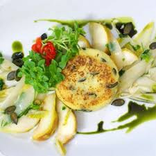 Rezept Von Josita Hartanto Kartoffelplatzchen Mit Chicoree Und Birne Rezepte Kartoffelplatzchen Lebensmittel Essen