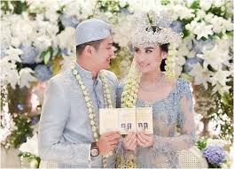 Foto wedding galuh+nanda by poetrafoto fotografer pernikahan wedding foto ceria gaya bebas bahagia keluarga besar pengantin pernikahan muslim wedding tulungagung. Dari Zaskia Gotik Hingga Angbeen Rishi Ini 4 Pasangan Artis Yang Langsungkan Pernikahan Di Tengah Pandemi Covid 19 Intip Gaya Busananya Semua Halaman Nova