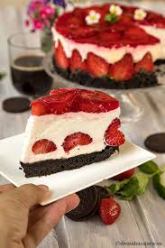 Maruntim 27 biscuiti oreo in robotul de bucatarie, apoi adaugam peste ei untul topit si amestecam cu o lingura, pana se incorporeaza bine ambele ingrediente. Cheesecake Fara Coacere Cu Oreo Si Capsuni Diva In Bucatarie