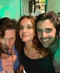 Quais dois atores britânicos/co-estrelas da HBO estão namorando  oficialmente? : r/Fauxmoi