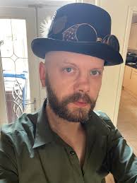 Hi guys I'm Richard from Sidcup Kent. I own my own carpet and upholstery  cleaning business. Petrol head and music enthusiast. Here to make new  friends and hopefully find the one. Not