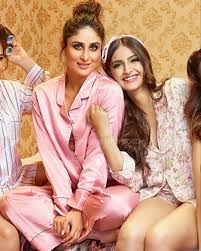 Kareena Sonam Are Looking So Gorgeous In Veere Di Wedding Who S Excited To Watch It Beautiful Bollywood Actress Sonam Kapoor Fashion Bollywood Celebrities