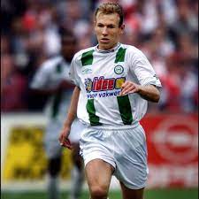 Han spillede sine første år i den lokale klub vv bedum, inden turen gik til groningen hvor gennembruddet kom allerede som. Football Photos And Video On Instagram Arjen Robben Played His Two First Professional Seasons For Groningen After Cl Football Photos Football Retro Football