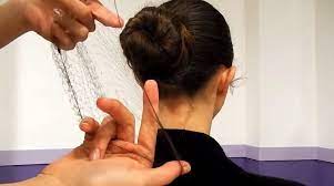 Vous pouvez vous aider d'un peigne à queue pour plus de facilité. Comment Faire Un Chignon De Danse Classique Conseils Et Video Danse Classique Info