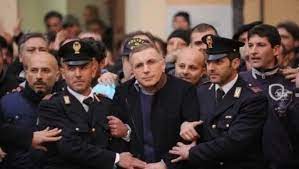 #zagaria ha distrutto prima le telecamere di videosorveglianza della sua cella, poi avrebbe schiaffeggiato gli agenti di. Sotto Copertura Cosi Nel 2011 Fu Catturato Michele Zagaria La Repubblica