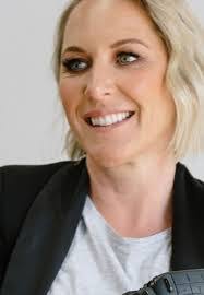 Julie Mount's Instagram, Twitter & Facebook