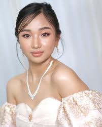 Have you tried our contact lenses yet? 👁You will surely love how glamorous  your eyes will look and not to mention the second glances you'd get once  you wear them ✨ More