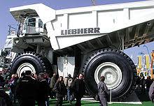 Le propriétaire de la moto semble bien fier de détenir le record de la plus grosse moto au monde! Liebherr T 282b Wikipedia