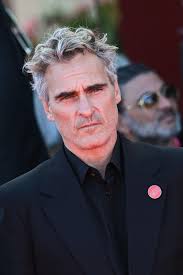 LA STANZA ACCANTO di Pedro Almodovár No spoiler Il tema è forte, il film è  ben fatto, le interpreti perfette (ho preferito Julianne Moore, ma sono  gusti personali), perfino il maschietto John