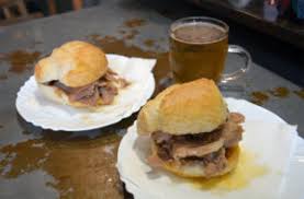 En la misma sartén (si fuese necesario añadir un poco más de aceite) sofreír la cebolla cortada en trozos grandes, salpimentar. Comer En Oporto 10 Bocados Para Gozar Con La Comida Portugesa