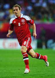 Lars Jacobsen Menempel Ketat Playmaker Jerman Mesut Oezil Kanan Yang Sedang Mengontrol Bola Euro 2012 Mesut Ozil Denmark