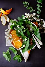 Complesso al naso, esprime aromi intensi, ed eleganti che si aprono con note di mela, pera e pompelmo seguite da aromi fiori bianchi, biancospino, acacia integrati a note speziate e minerali. Insalata Di Spinacio Selvatico Buon Enrico Arance E Fiori D Acacia Granosalis