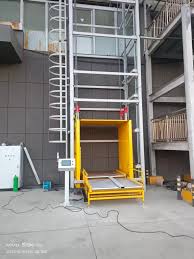 AGV가 리프트 앞에 도착하자 무선 신호로 문이 자동으로 열리고, 내부 컨베이어가 작동하여 화물을 넘겨받는 연동 시뮬레이션