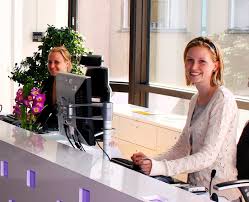 Der schreibtisch • das bücherregal • der kleiderschrank • der vorhang. Front Desk Definition Und Synonyme Von Front Desk Im Worterbuch Englisch