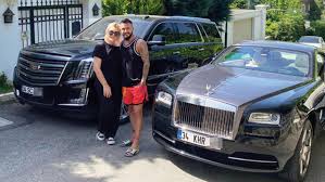 Kerimcan durmaz'ın ablası neşe fişek'in eşi kerimcan durmaz'ın menajerliğini yapıyor. Selin Cigerci 5 Milyona Rolls Royce Marka Otomobil Aldi