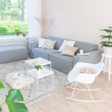 we sluiten deze week af met een twee gave salontafels een varamin vloerkleed een grijze tweepersoonsbank zitkamers vloerkleed varamin vloerkleed karwei