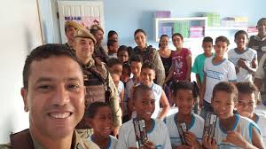 Polícia Militar distribui chocolates para crianças em escola do bairro 20  de Abril em Ipirá