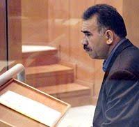 Das modell sieht eine nichtstaatliche basisdemokratische organisierung der kurdischen bevölkerung und ihrer nachbarvölker im mittleren osten vor und wurde vom gründer der arbeiterpartei kurdistans, abdullah öcalan, nach seiner festnahme 1999 auf der gefängnisinsel imrali entworfen. Kurden Pkk Funktionar Ocalan Bestreitet Namensanderung Seiner Partei Der Spiegel