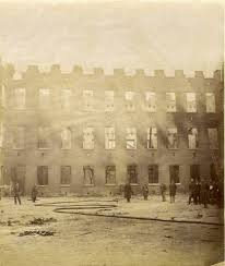 Beschrijving Gezicht Op De Voorgevel Van De Afgebrande Willemskazerne Wittevrouwenkade Te Utrecht Vanaf De Binnenplaats Datering Utrecht Binnenplaats Nacht