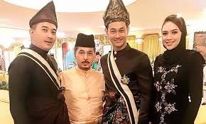 Ketua komunikasi jailani dahului senarai 100 penerima darjah kebesaran. 10 Selebriti Dapat Gelaran Baru Tahun 2017
