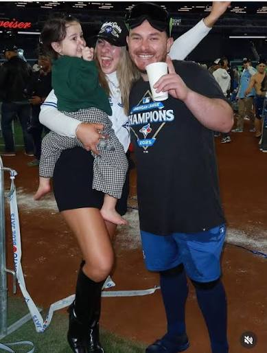 Alejandro Kirk sharing a wholesome moment with his wife ❤️⚾️