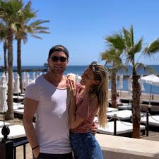 Andalusien ist die südlichste region spaniens und ein äußerst beliebtes reiseziel für einen erholsamen oder ereignisreichen urlaub. Raul Richter Vanessa Schmitt 1 Liebes Urlaub Gala De