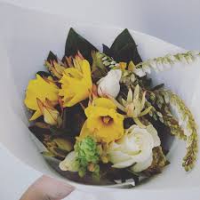 Send flowers to new zealand: Yellow And White Bouquet Flower Delivery Fresh Flower Bouquets Florist Delivery