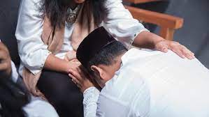 Nov 23, 2020 · ucapan sungkem lebaran bahasa jawa halus singkat nih contohnya tentang kata kata sungkem bahasa jawa dan cara sungkem yang baik dan benar untuk anak dan remaja maupun orang tua yang belum terbiasa. Kumpulan Ucapan Sungkem Idulfitri Bahasa Indonesia Dan Jawa