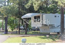 Contamos con un espacio al aire libre ideal para grupos escolares. Vehiculos Recreativos Rv Y Camping Parque Cerca De Dallas Texas Campamento Rv Con Muchos Arboles Para Acampar En Carpas Y Canstock