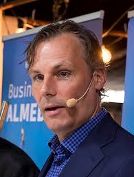 En husbåt har sjunkit i strömmen som rinner genom centrala norrköping. Byggandet I Fokus Nar Ola Serneke Sommarpratar